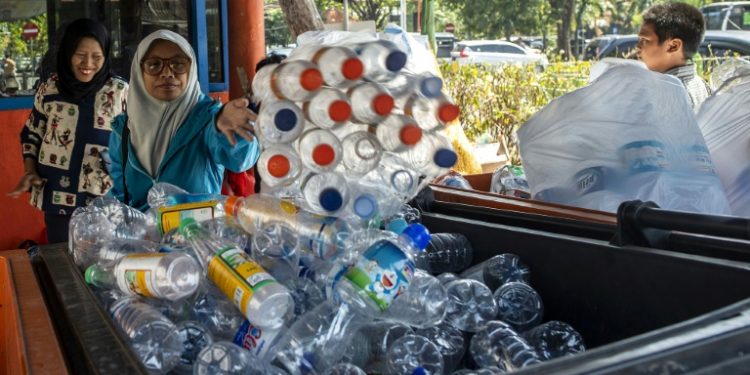 Le Cet d’Oran innove: des bouteilles en plastique contre des tickets téléphoniques