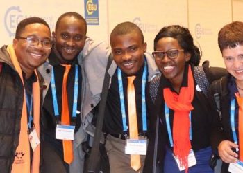 Pr Hassina Mouri avec ses étudiants