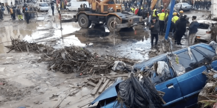 Jijel: 18 véhicules emportés par les crues et effondrement d’un pont
