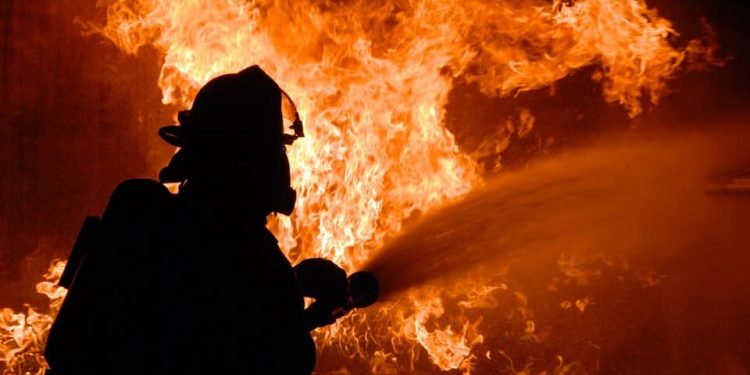 Bouira : Grand incendie dans une usine de recyclage de papier
