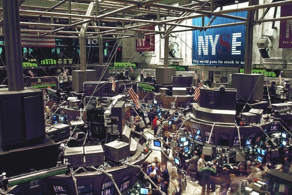 Point marchés : Wall Street vue hésitante, l'attentisme domine les échanges