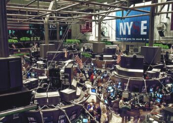 Point marchés : Wall Street vue hésitante, l'attentisme domine les échanges