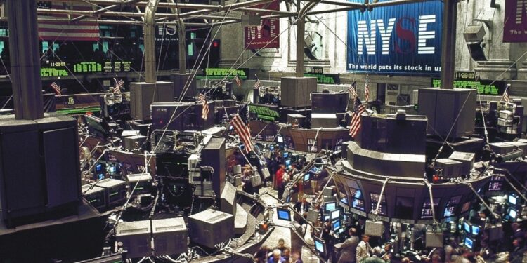 Point marchés : Wall Street vue hésitante, l'attentisme domine les échanges