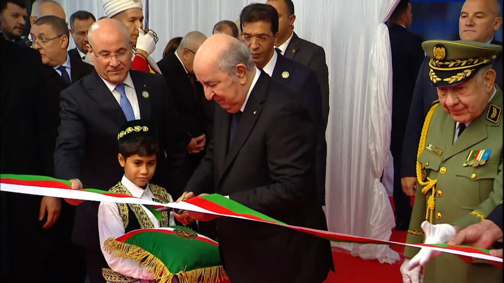 Industrie : Tebboune met en avant les progrès qualitatifs réalisés par l’Algérie