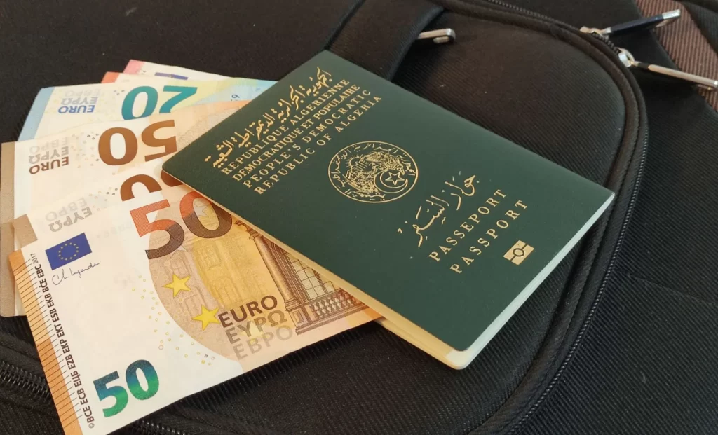 Douanes : Nouvelles modalités de déclaration de la monnaie par les voyageurs