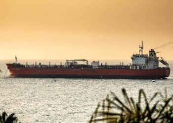 Le pétrolier In Ekker au large du port de Tripoli, au Liban