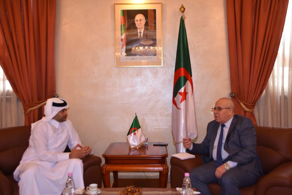 Le ministre de l'Agriculture et du Développement rural, Youcef Cherfa, et le conseiller du Conseil d'administration de la société qatarie Baladna, Ali Al-Ali