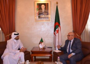 Le ministre de l'Agriculture et du Développement rural, Youcef Cherfa, et le conseiller du Conseil d'administration de la société qatarie Baladna, Ali Al-Ali