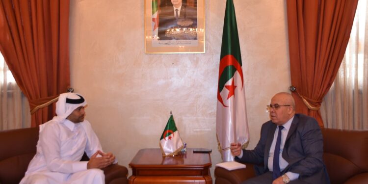 Le ministre de l'Agriculture et du Développement rural, Youcef Cherfa, et le conseiller du Conseil d'administration de la société qatarie Baladna, Ali Al-Ali