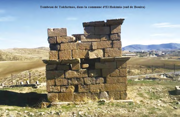 mausolée de Takfarinas, ancien chef de guerre berbère, spécialiste de la guérilla et des raids éclairs, qui gît ici, dans une tombe, une chambre funéraire, surmontée d’un édicule.

Takfarinas a fini son épopée ici, en l’an 24 après J.C., dans une bataille féroce, face aux légionnaires romains.