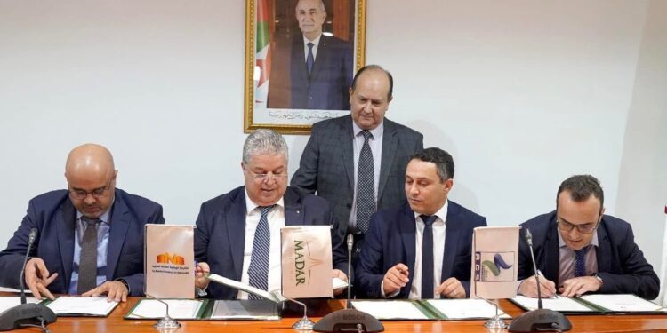 Industrie : Signature de conventions-cadre entre des groupes publics