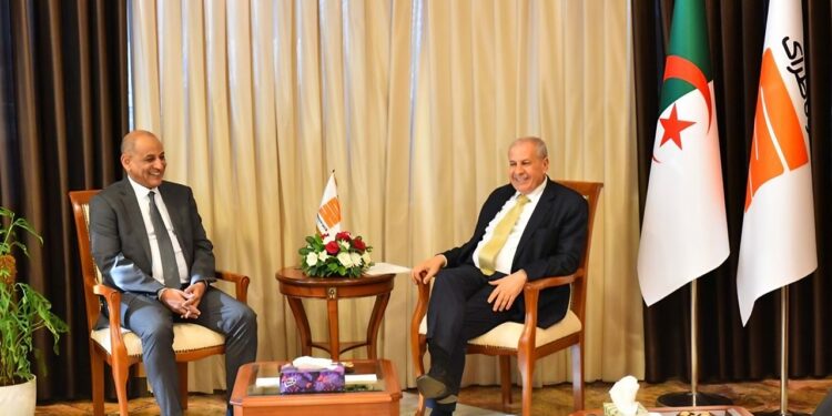Hydrocarbures : Hachichi évoque avec son homologue mauritanien les moyens de renforcer la coopération bilatérale