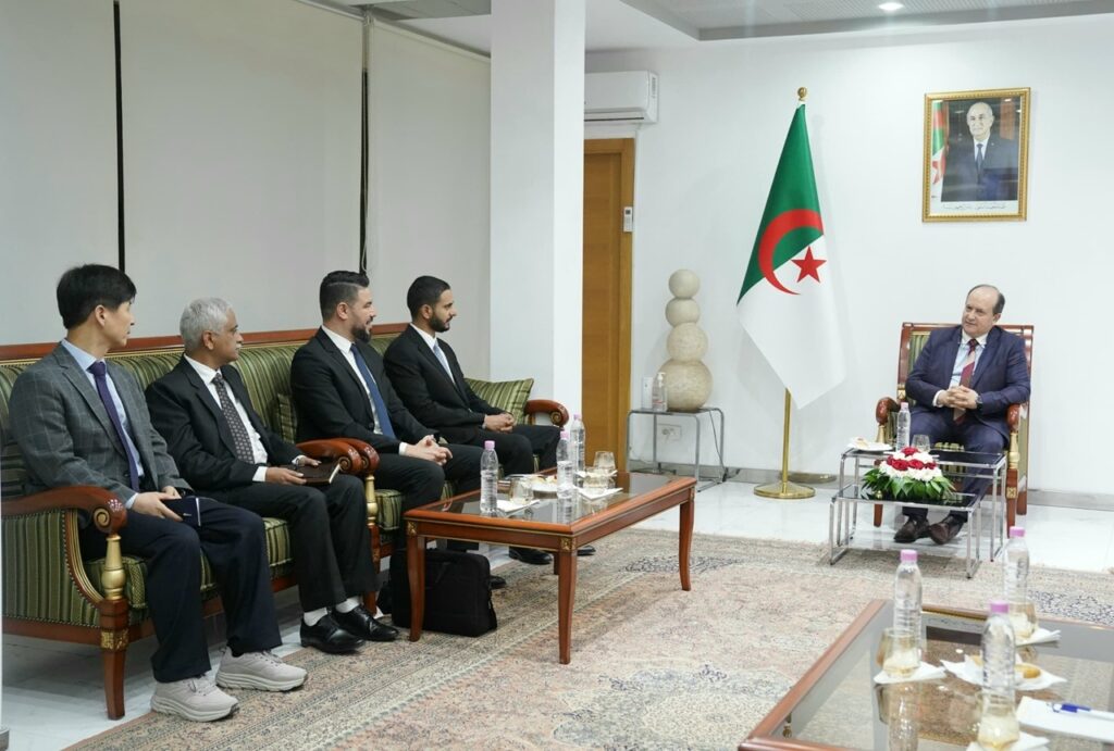 Industrie : Ghrieb reçoit les représentants du Groupe omanais Bahwan et un Constructeur automobile sud-coréen Hyundai