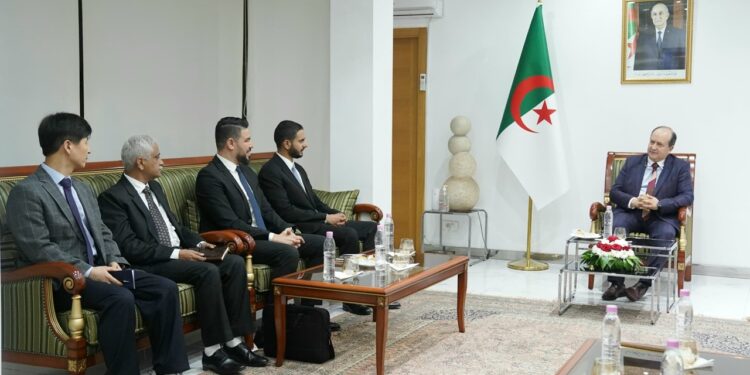 Industrie : Ghrieb reçoit les représentants du Groupe omanais Bahwan et un Constructeur automobile sud-coréen Hyundai