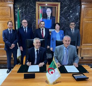 un protocole d’accord a été signé, hier, au siège du ministère, entre l’Office National de la Recherche Géologique et Minière (ORGM), représentant le groupe Sonarem, et le professeur Karim Zaghib, expert international dans le domaine des batteries au lithium-fer-phosphate (LFP) et du stockage de l’énergie