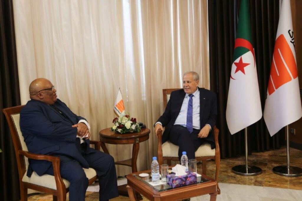 Le président directeur général du groupe Sonatrach, Rachid Hachichi, a reçu, jeudi, l'ambassadeur d'Afrique du Sud en Algérie, Ndumiso Ndima Ntshinga