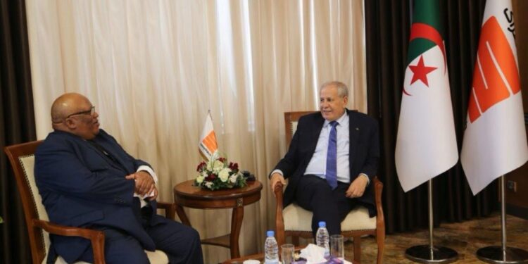 Le président directeur général du groupe Sonatrach, Rachid Hachichi, a reçu, jeudi, l'ambassadeur d'Afrique du Sud en Algérie, Ndumiso Ndima Ntshinga