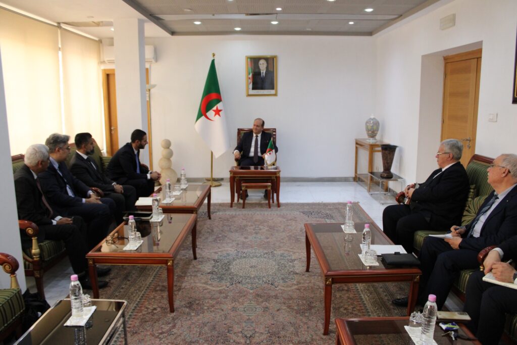 Le ministre de l'Industrie, Sifi Ghrieb a reçu lundi à Alger, une délégation omanaise représentant la société Hyundai Motors Manufacturing Algeria