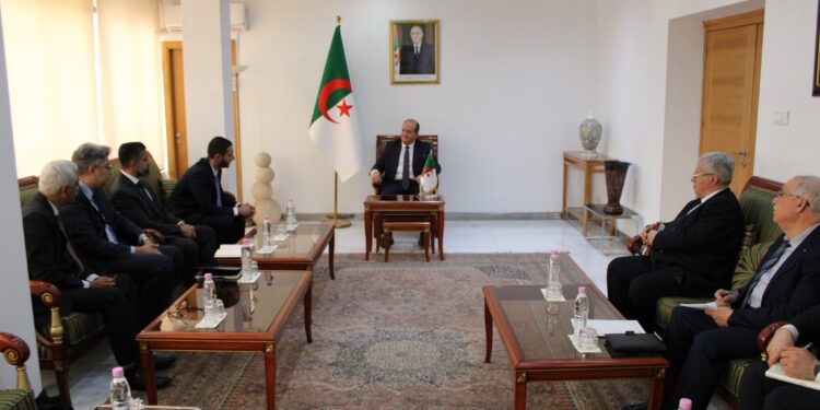 Le ministre de l'Industrie, Sifi Ghrieb a reçu lundi à Alger, une délégation omanaise représentant la société Hyundai Motors Manufacturing Algeria
