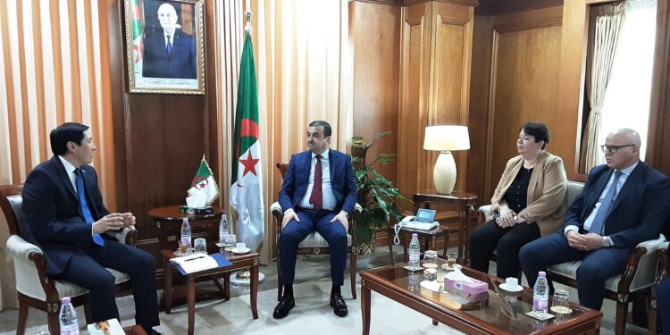 Le ministre d'Etat, ministre de l'Energie, des Mines et des Énergies renouvelables, M. Mohamed Arkab, a reçu, dimanche au siège du ministère, l'ambassadeur de la République du Kazakhstan auprès de l'Algérie, M. Anuarbek Akhmetov
