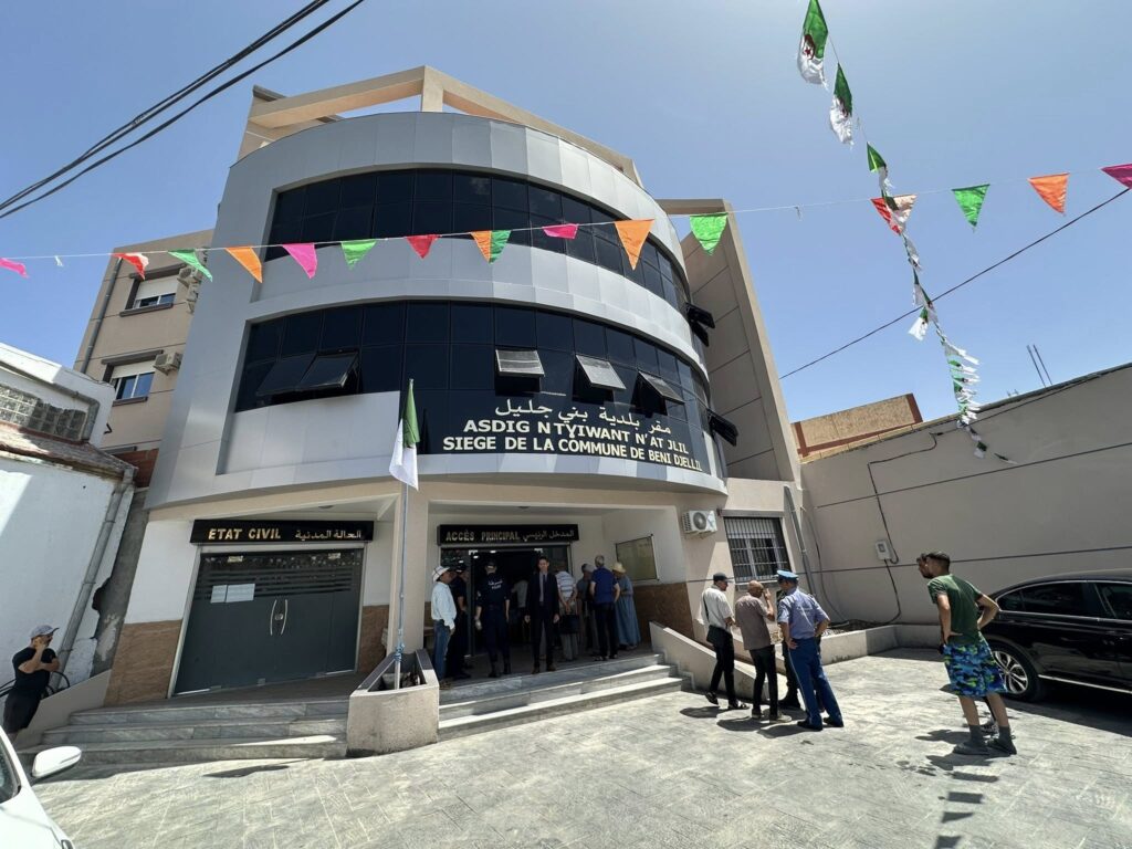 le wali a effectué une visite à Beni Djellil, où il a procédé à l’inauguration du nouveau siège de l’APC, en présence du président de l’assemblée communale
