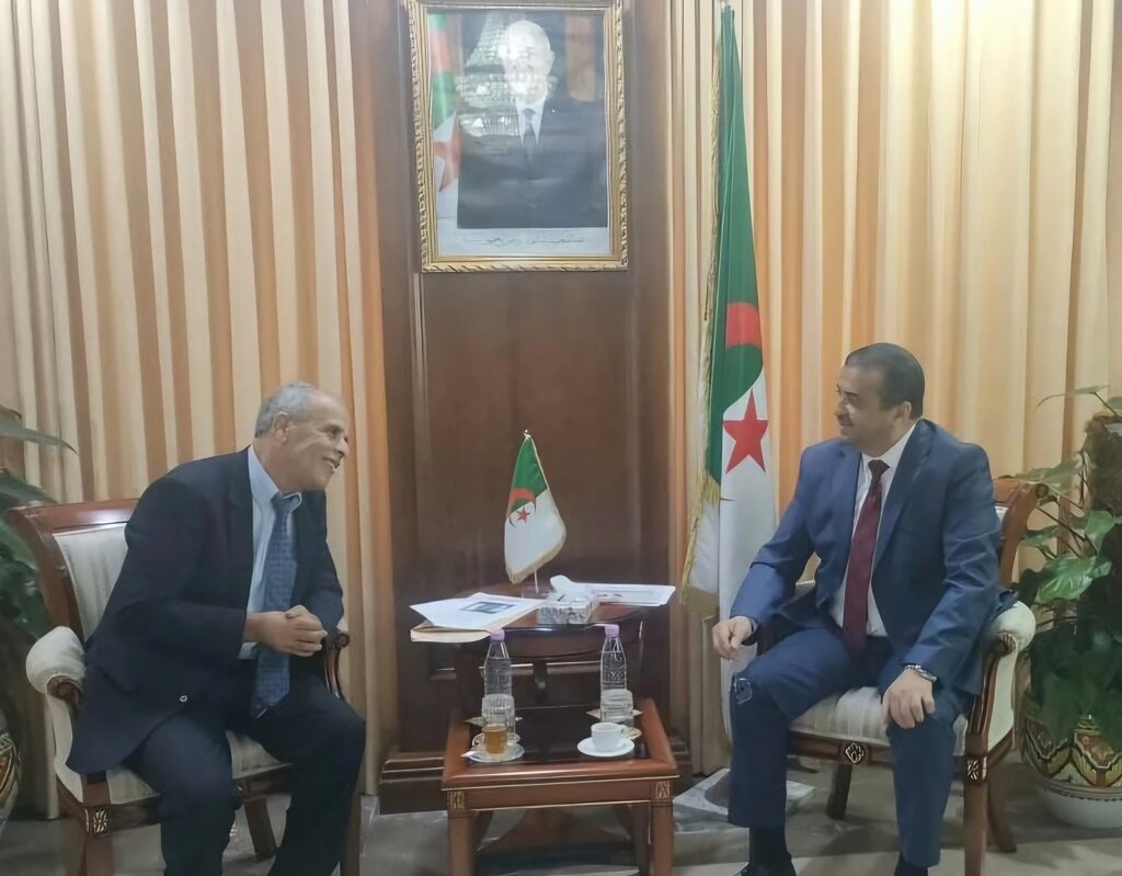 Le ministre d’État, ministre de l’Énergie, des Mines et des Énergies renouvelables, M. Mohamed Arkab, a reçu, hier, lundi, au siège de son département ministériel, le chercheur algérien et professeur en énergies renouvelables, M. Abderrahmane Abane, inventeur du sac solaire