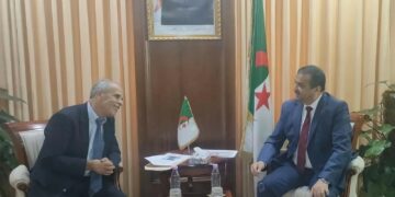 Le ministre d’État, ministre de l’Énergie, des Mines et des Énergies renouvelables, M. Mohamed Arkab, a reçu, hier, lundi, au siège de son département ministériel, le chercheur algérien et professeur en énergies renouvelables, M. Abderrahmane Abane, inventeur du sac solaire