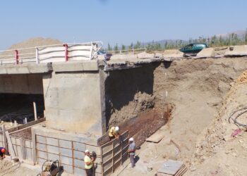 travaux de renforcement en cours, du pont sis sur la route de contournement nord, reliant la commune de Tizi Ouzou à celle de Sidi Naâmane
