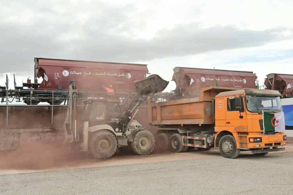 Chargé par le président de la République : Le Premier ministre supervise à Oran l’arrivée des premières cargaisons de minerai de fer de Gara Djebilet