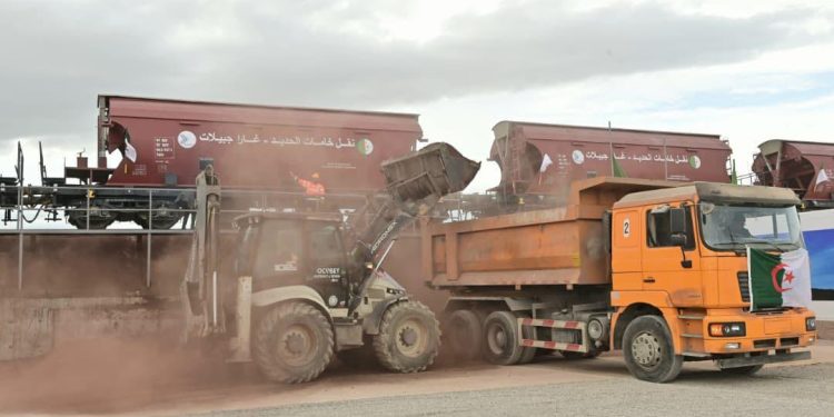 Chargé par le président de la République : Le Premier ministre supervise à Oran l’arrivée des premières cargaisons de minerai de fer de Gara Djebilet