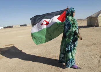 Une femme sahraoui avec le drapeau de la République Arabe Sahraouie Démocratique (RASD)