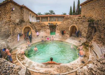 Khenchela : Affluence vers la station thermale Hammam Essalihine