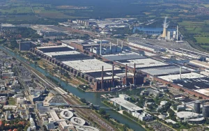 Le constructeur allemand, en crise, ferme 4 usines : Volkswagen envisage de supprimer 100 000 emplois
