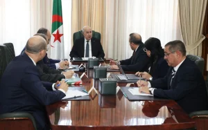 commerce extérieur : Le président de la République, Abdelmadjid Tebboune, a convoqué le Premier ministre, Sifi Ghrieb, ainsi que plusieurs responsables en lien direct avec ce dossier : les ministres du Commerce intérieur et extérieur et des Finances, le Gouverneur de la Banque d'Algérie et le DG des Douanes