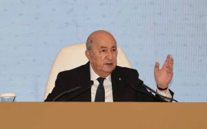 Le président Abdelmadjid Tebboune prononçant son discours lors de la rencontre annuelle du Conseil du renouveau économique algérien (CREA).