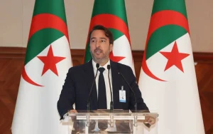 Kamel Moula, président du Conseil du renouveau économique algérien (CREA), s'exprimant à la tribune