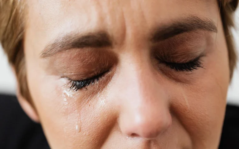 Quand les larmes joyeuses côtoient les larmes silencieuses : le double visage du progrès