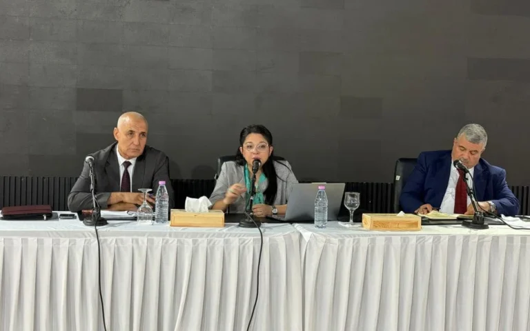 La ministre Amel Abdellatif présidant la réunion de régulation des prix avec les opérateurs agroalimentaires