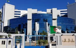 Siège du ministère des Finances à Alger avec le drapeau national