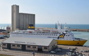 Vue générale des quais du port commercial de Mostaganem.