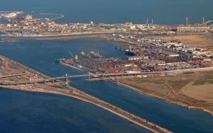 Vue d'ensemble de la zone industrielle et du port commercial de Tunis